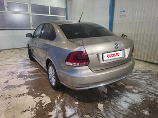2015 Volkswagen Polo V Рестайлинг, коричневый, 900000 рублей, вид 3