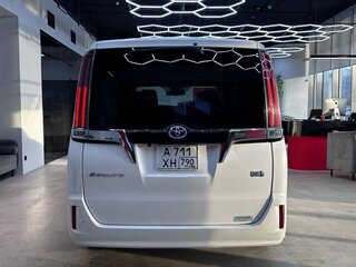 2018 Toyota Esquire I Рестайлинг, белый, 2430000 рублей, вид 3
