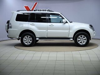 2013 Mitsubishi Pajero IV Рестайлинг 1, белый, 1990000 рублей, вид 4