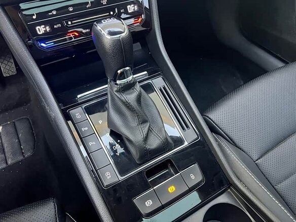 2022 Skoda Superb III Рестайлинг, коричневый, 1822000 рублей - вид 8