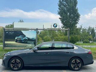2024 BMW i5 Long eDrive35L, серый, 5515000 рублей, вид 5
