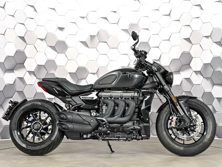 2026 Triumph Rocket 3, чёрный, 3190000 рублей, вид 3