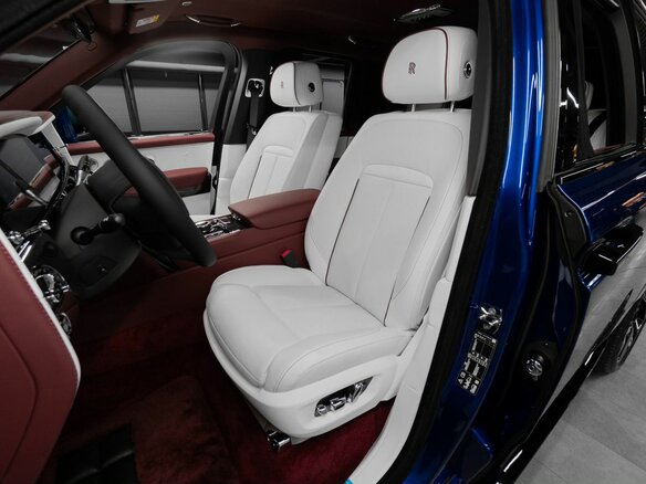 2026 Rolls-Royce Cullinan Black Badge I Рестайлинг (Series II), синий, 78125000 рублей - вид 14