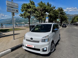 2012 Toyota Voxy II (R70) Рестайлинг, белый, 755000 рублей, вид 1