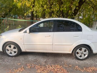 2011 Kia Rio II Рестайлинг, белый, 500000 рублей, вид 4