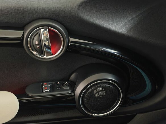 2021 Mini Hatch Cooper S III (F55/F56) Рестайлинг, чёрный - вид 18
