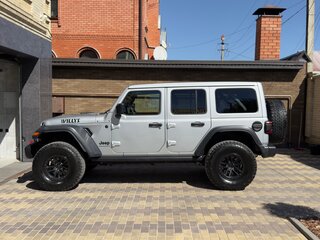 2024 Jeep Wrangler IV (JL) Рестайлинг, серебристый, 6500000 рублей, вид 1