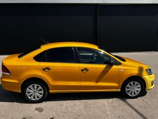 2017 Volkswagen Polo V Рестайлинг, жёлтый, 395000 рублей, вид 4