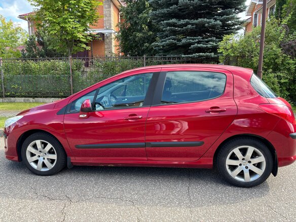 2008 Peugeot 308 I, красный - вид 2