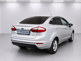 2015 Ford Fiesta Mk6 Рестайлинг, серебристый, 679000 рублей, вид 4