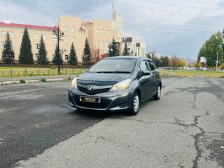 2013 Toyota Vitz III (XP130), серый, 759000 рублей, вид 2