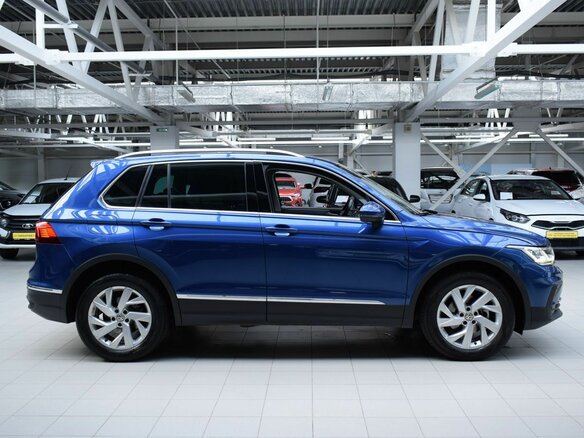 2021 Volkswagen Tiguan II Рестайлинг, синий, 2390000 рублей - вид 7