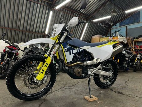 2023 Husqvarna 701 Enduro, белый, 1100000 рублей, вид 3