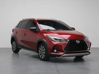 2023 Toyota Yaris IV, пурпурный, 1390000 рублей, вид 3