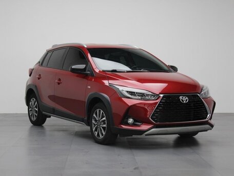 2023 Toyota Yaris IV, пурпурный, 1390000 рублей, вид 3