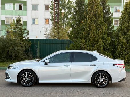2021 Toyota Camry VIII (XV70) Рестайлинг, белый, 2850000 рублей, вид 4