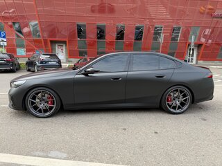 2025 BMW 5 серии 530i xDrive VIII (G60/G61/G68), чёрный, 9375000 рублей, вид 4