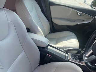 2017 Volvo V40 II Рестайлинг, белый, 1350000 рублей, вид 5