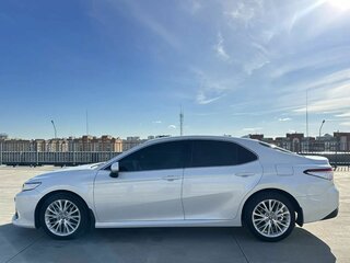2021 Toyota Camry VIII (XV70) Рестайлинг, белый, 3020000 рублей, вид 2