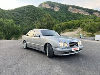 1999 Mercedes-Benz E-Класс 280 II (W210, S210) Рестайлинг, серебристый, 900000 рублей, вид 3