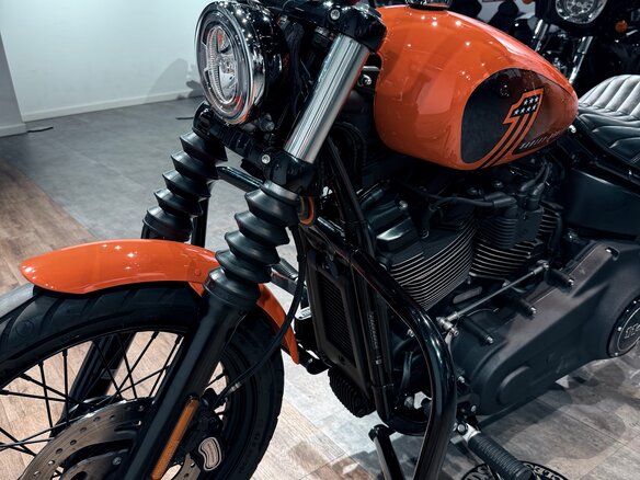 2021 Harley-Davidson Street Bob, оранжевый, 1699000 рублей - вид 9