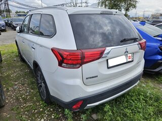 2018 Mitsubishi Outlander III Рестайлинг 2, белый, 1600000 рублей, вид 3