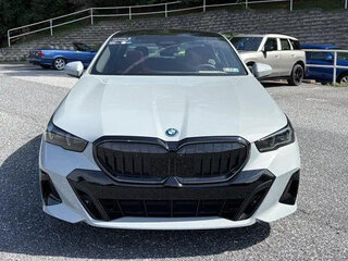 2026 BMW 5 серии 550e xDrive VIII (G60/G61/G68), белый, 10588200 рублей, вид 2