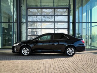 2015 Toyota Camry VII (XV50) Рестайлинг, чёрный, 1899999 рублей, вид 4