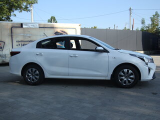 2021 Kia Rio IV Рестайлинг, белый, 1390000 рублей, вид 3