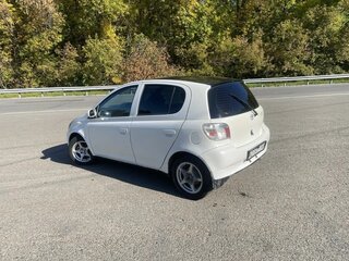2001 Toyota Vitz I (P10), белый, 298000 рублей, вид 3