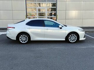 2021 Toyota Camry VIII (XV70) Рестайлинг, белый, 3399000 рублей, вид 4