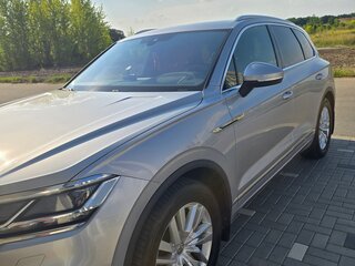 2018 Volkswagen Touareg III, серебристый, 4090000 рублей, вид 1