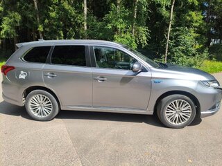 2019 Mitsubishi Outlander PHEV III Рестайлинг 3, серый, 2590000 рублей, вид 3
