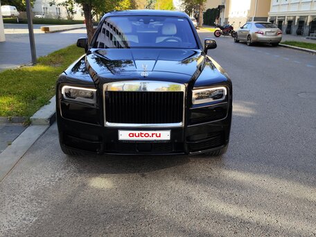 2023 Rolls-Royce Cullinan I (Series I), чёрный, 45000000 рублей, вид 2