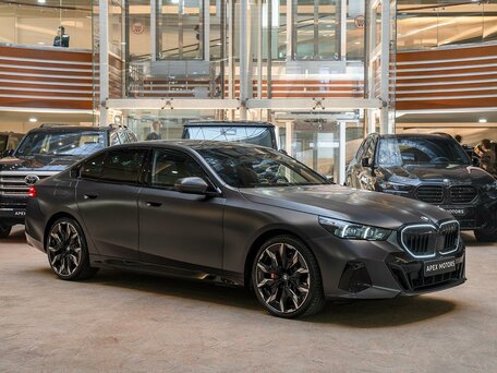 2026 BMW 5 серии 540d xDrive VIII (G60/G61/G68), чёрный, 14190000 рублей, вид 3