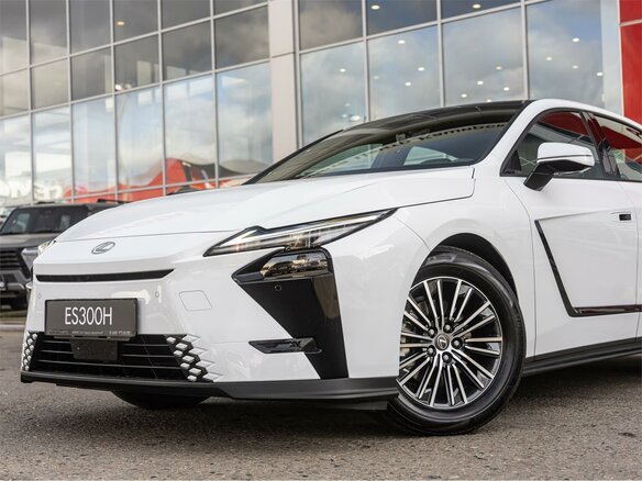 2026 Lexus ES 300h VIII, белый, 7770000 рублей - вид 2