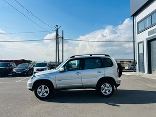 2013 Chevrolet Niva I Рестайлинг, серебристый, 649999 рублей, вид 3
