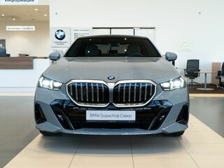 2026 BMW 5 серии 530i xDrive VIII (G60/G61/G68), серый, 10500000 рублей, вид 2