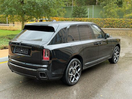 2026 Rolls-Royce Cullinan Black Badge I Рестайлинг (Series II), чёрный, 62000000 рублей, вид 5
