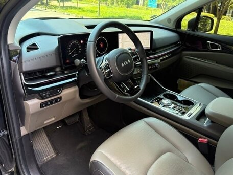 2023 Kia Carnival IV Рестайлинг, чёрный, 6323000 рублей, вид 3