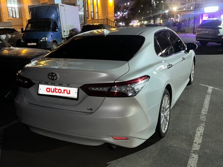 2019 Toyota Camry VIII (XV70), белый, 2670000 рублей, вид 3