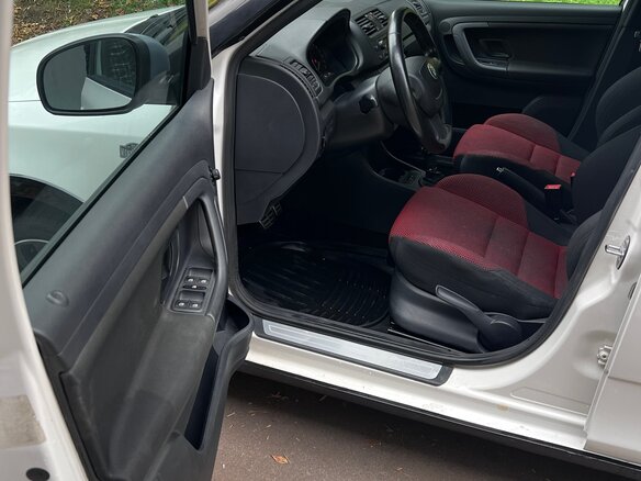 2012 Skoda Fabia II Рестайлинг, белый, 750000 рублей - вид 6