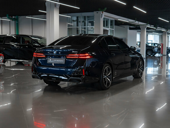 2024 BMW 5 серии 530i xDrive VIII (G60/G61/G68), синий, 8500000 рублей - вид 4