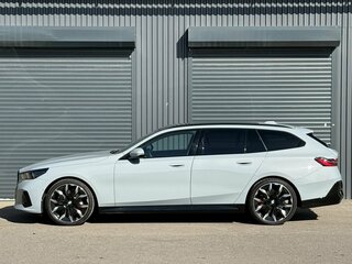 2025 BMW 5 серии 520d xDrive VIII (G60/G61/G68), серый, 9100000 рублей, вид 5