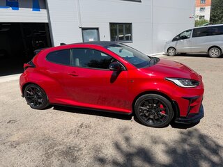 2021 Toyota Yaris IV, пурпурный, 3350000 рублей, вид 2