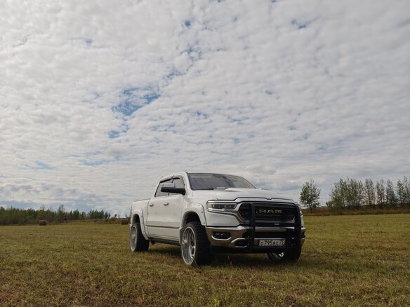2018 Ram 1500 Crew Cab eTorque V, белый, 7000000 рублей - вид 1