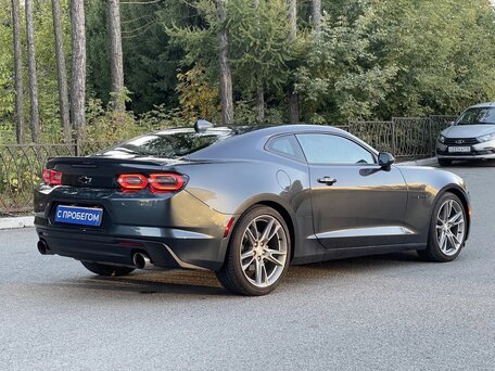 2022 Chevrolet Camaro VI Рестайлинг, серый, 3890000 рублей, вид 4