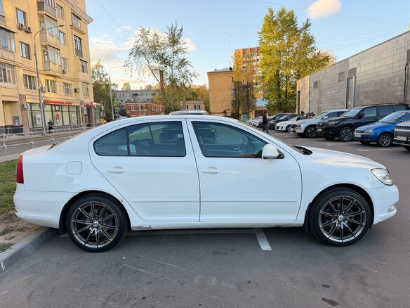 2011 Skoda Octavia II (A5) Рестайлинг, белый, 630000 рублей - вид 9