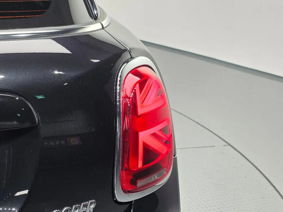 2022 Mini Hatch Cooper III (F55/F56) Рестайлинг 2, чёрный, 1850000 рублей - вид 5