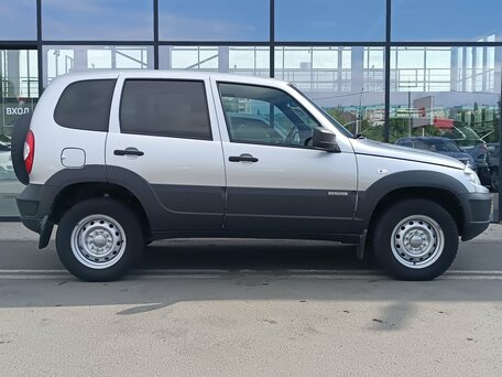 2017 Chevrolet Niva I Рестайлинг, серебристый, 730000 рублей, вид 5
